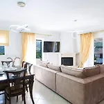 Adria Luxury アパートホテル ニドリ